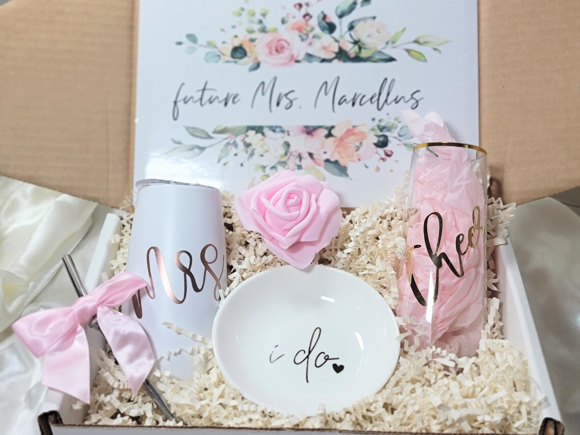 Elegant Engagement Gift Box: Celebrate Her Engagement with the Ultimate Bride-to-Be Gift Box! - Perfect for Bridal Showers! BGBU30-01