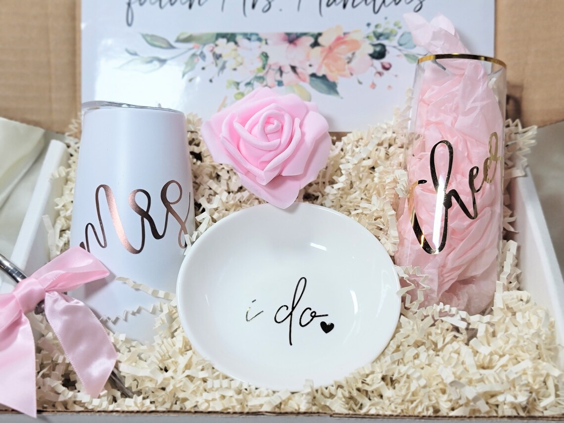 Elegant Engagement Gift Box: Celebrate Her Engagement with the Ultimate Bride-to-Be Gift Box! - Perfect for Bridal Showers! BGBU30-01